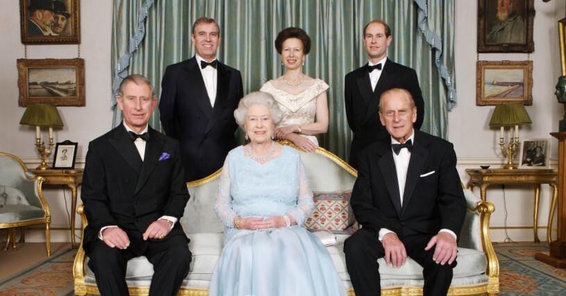 Den starka sammanhållningen har satts på prov på senare år. Här ses familjen i samband med Elizabeth och Philips diamantbröllop på Clarence House 2007.