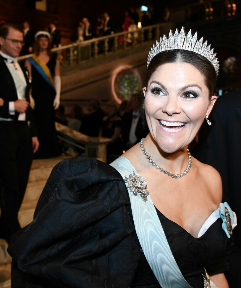Svart på Nobel – ett oväntat färgval. Kronprinsessan Victoria i 2019 års Nobelklänning från Selam Fessahaye