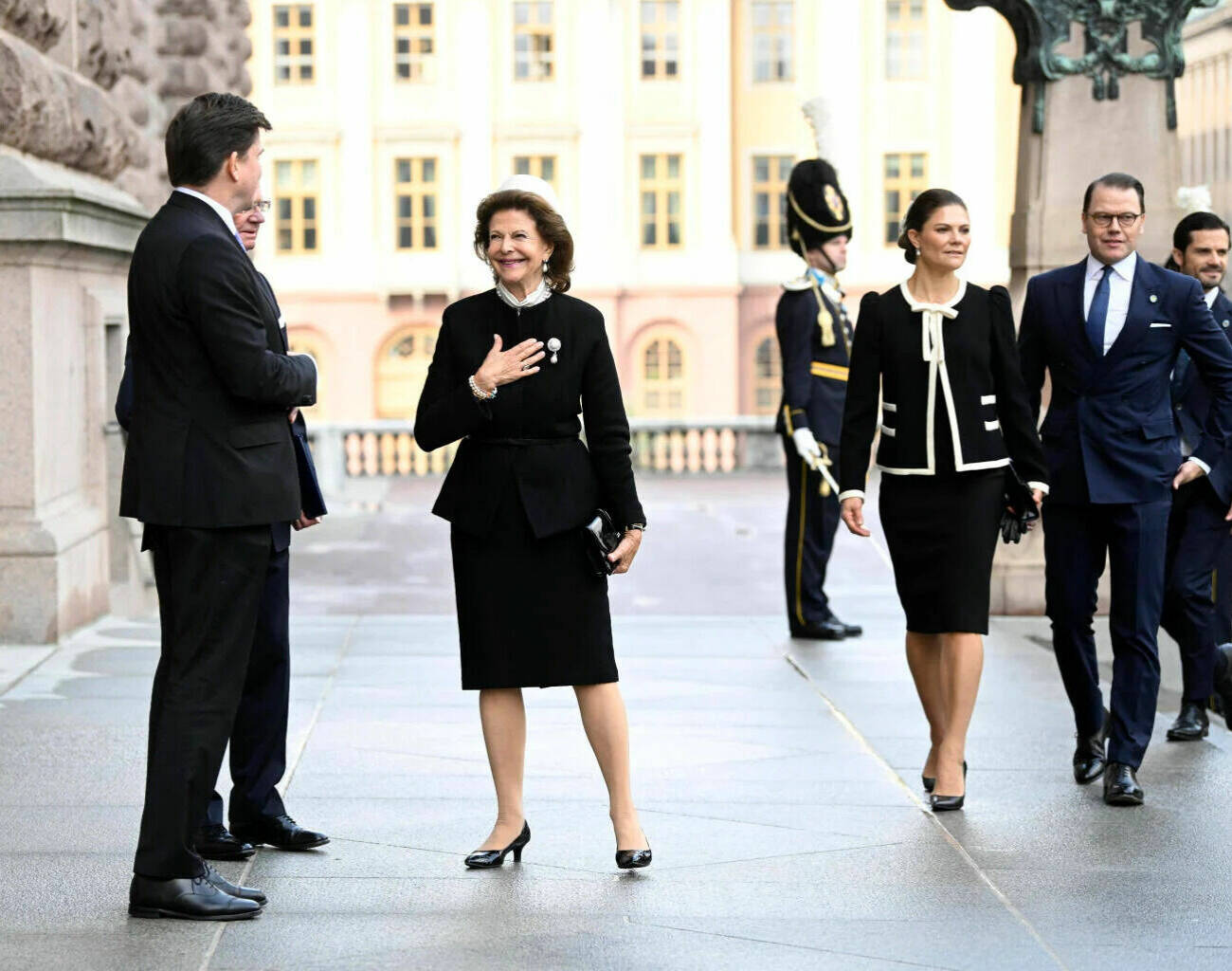 Drottning Silvia ler mot talmannen