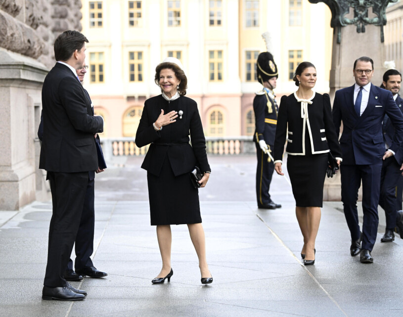 Drottning Silvia lyckades skickligt finta bort talmannens hand. Drottning Silvia skakar inte talmannens hand