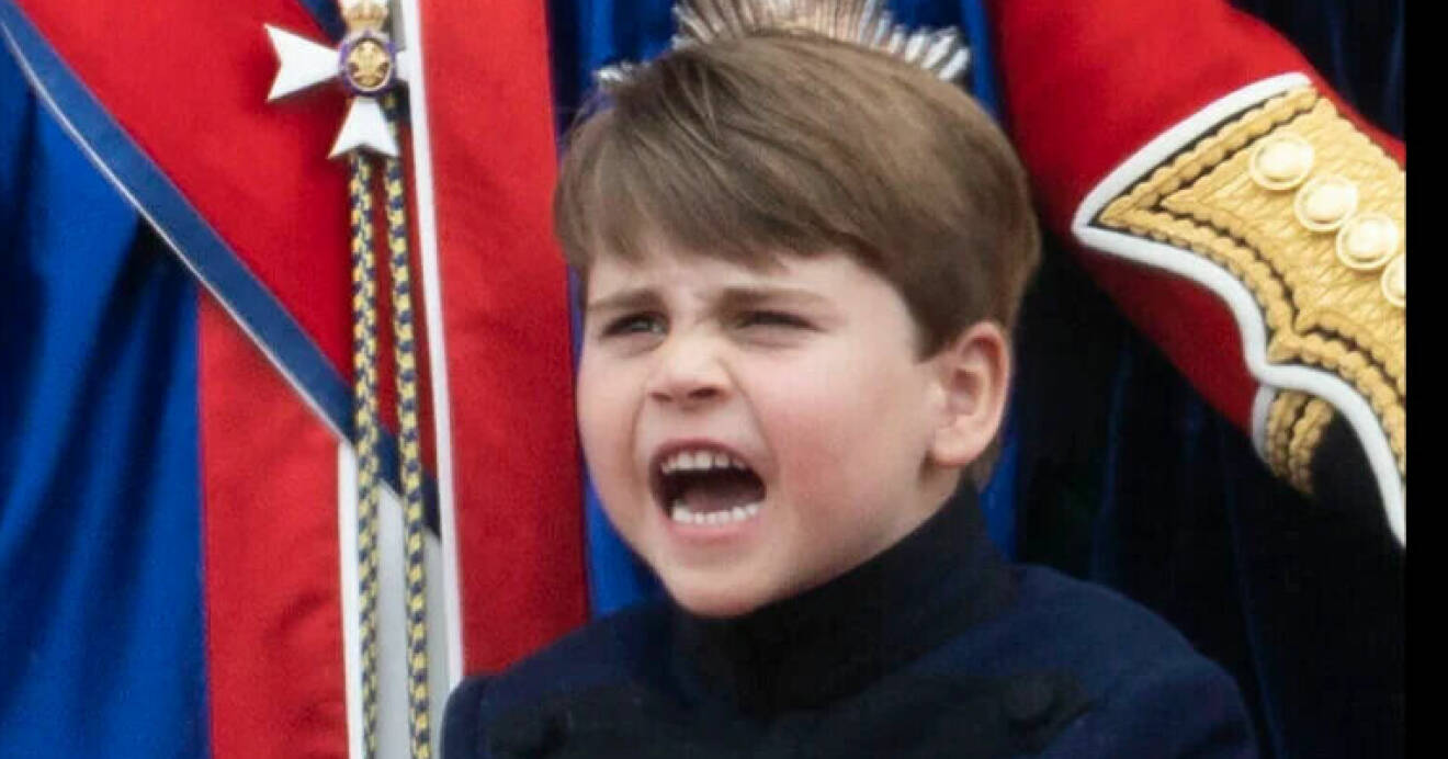 Prins Louis skriker på slottsbalkongen under kung Charles kröning