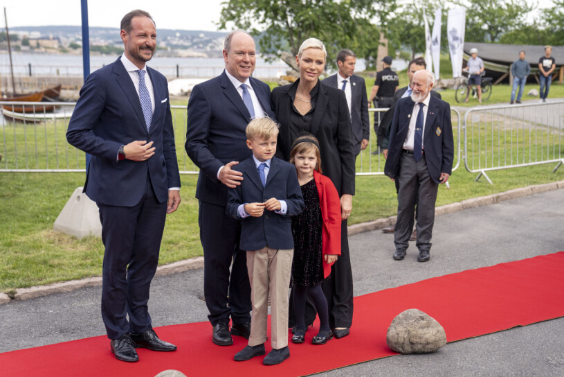 Furstefamiljen med norska kronprins Haakon, redo att gå på utställning! Kronprins Haakon, furst Albert, furstinnan Charlene, prins Jacques och prinsessan Gabriella
