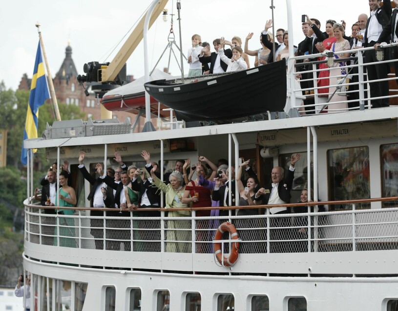 Kungafamiljen gillar att festa ute på sjön! Gästerna på väg till prinsessan Madeleines och Chris O’Neills bröllopsmiddag ombord på en båt