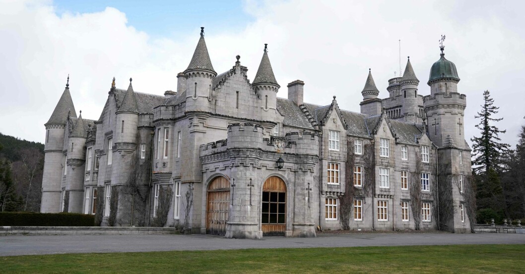 Balmoral Castle är drottningens privata sommarställe. Balmoral Castle