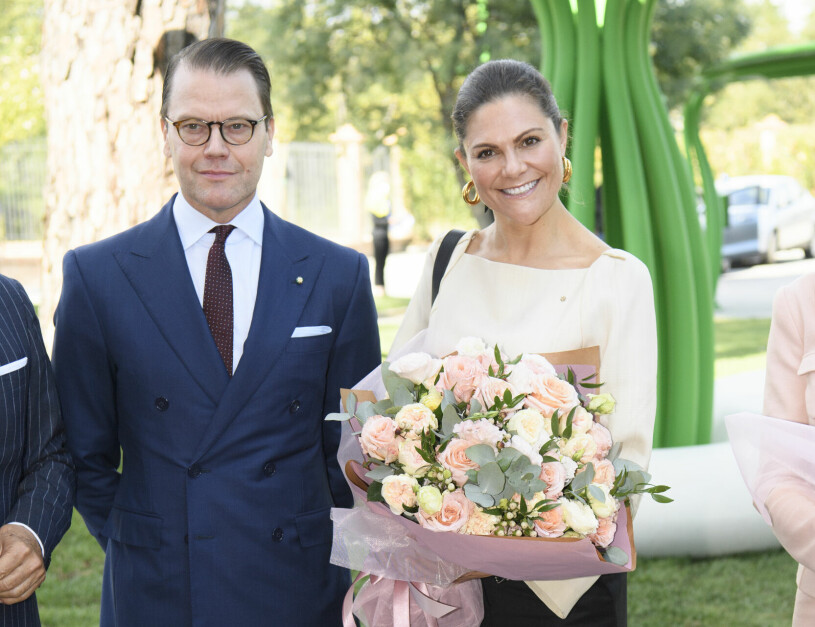 Kronprinsessan Victoria och prins Daniel fick ett varmt välkomnande – och ett helt fång italienska rosor. Kronprinsessan Victoria Prins Daniel Rom