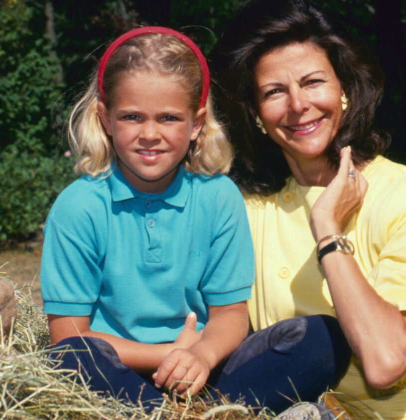 1989: Prinsessan Madeleine, 7 år, bredvid 46-åriga drottning Silvia – i skön 1980-talstappning. Prinsessan Madeleine som sjuåring 1989, här med drottning Silvia