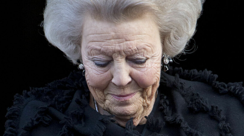 Hollands tidigare drottning Beatrix, som ramlade så olyckligt att hon bröt armen.