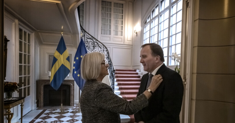 Ett av de sista framträdandena. Ulla borstar bort några dammkorn från sin makes kavajslag.