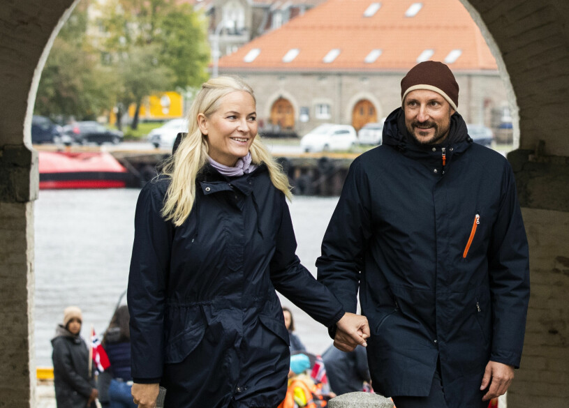 Hand i hand – på den ena bilden efter den andra. Kronprinsessan Mette-Marit Kronprins Haakon hand i hand