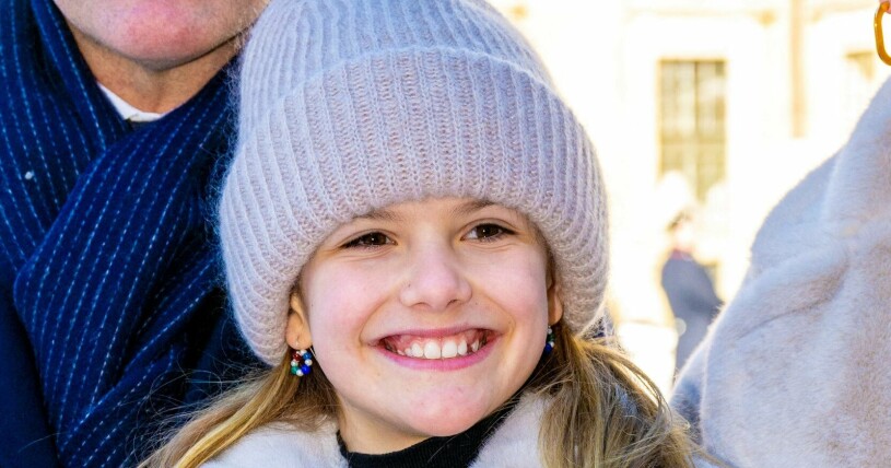 Prinsessan Estelle har blivit så stor! Prinsessan Estelle ler mot kameran