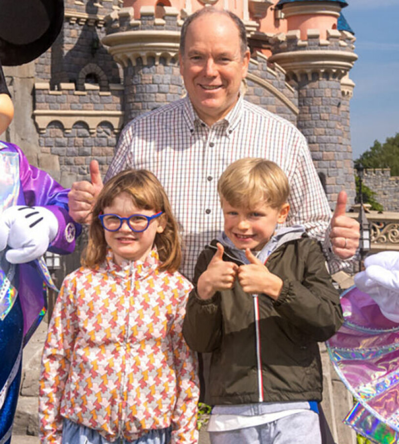 De nya bilderna visar att prinsessan Gabriella har fått glasögon – precis som prinsessan Estelle. Furst Albert med prins Jacques och prinsessan Gabriella på Disneyland Paris 2022