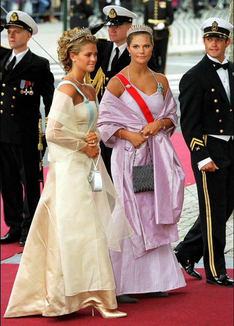 Madeleine, 19, Victoria, 24, och Carl Philip, 21, på bröllopet i Oslo. Prinsessan Madeleine, kronprinsessan Victoria och prins Carl Philip på Mette-Marits bröllop 2001