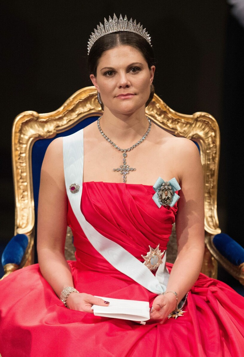 Kronprinsessan Victoria är sjuk och har ställt in sina uppdrag. Kronprinsessan Victoria på Nobel i röd klänning av Pär Engsheden