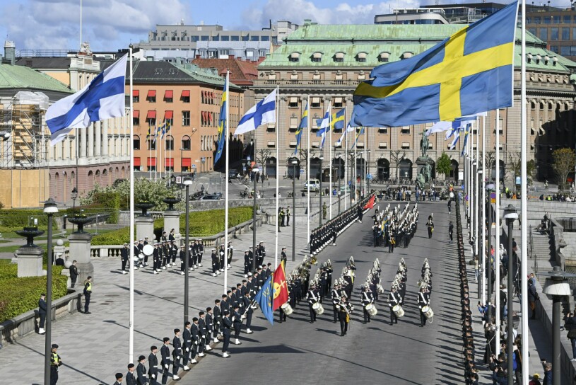 Magnifikt på Norrbro när den kungliga kortegen kom rullande! Statsbesök från Finland president Sauli Niinistö med sin fru Jenni Haukio gästar svenska kungaparet