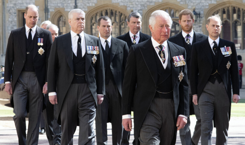 I underläge? Prins Harry vid prins Philips begravning den 17 april. Prins Harry Prins William Prins Charles Prins Philips begravning Brittiska kungafamiljen processionen