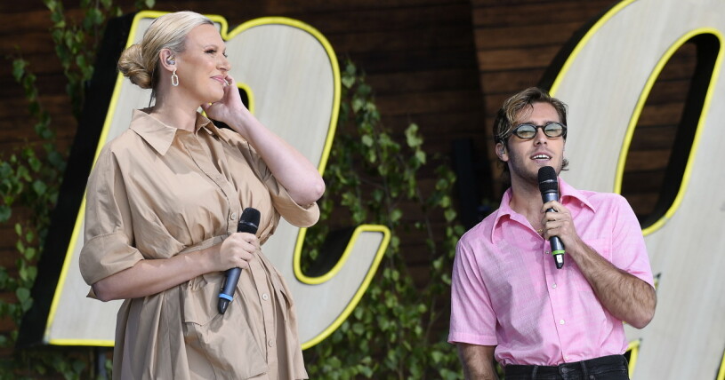 Sanna Nielsen vet hur det är att få många direktiv i öronsnäckan – men hanterar det som ett proffs! Sanna Nielsen och Benjamin Ingrosso