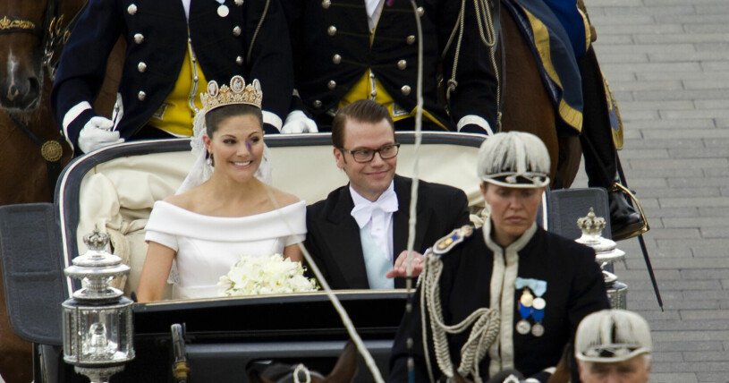 Kronprinsessan Victoria och prins Daniel åker bröllopskortege. Kronprinsessan Victoria och prins Daniel