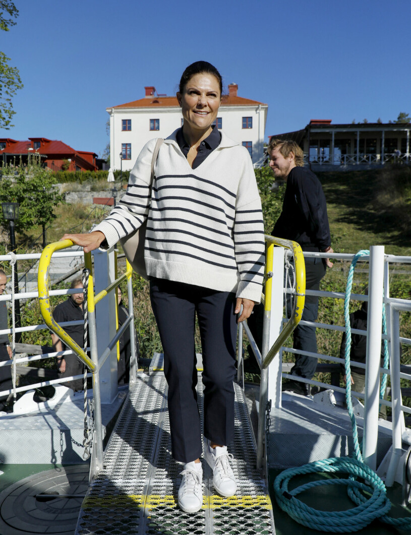 Dagens kungliga outfit gick helt i marint och vitt. Kronprinsessan Victoria vid Smådalarö gård, går ombord