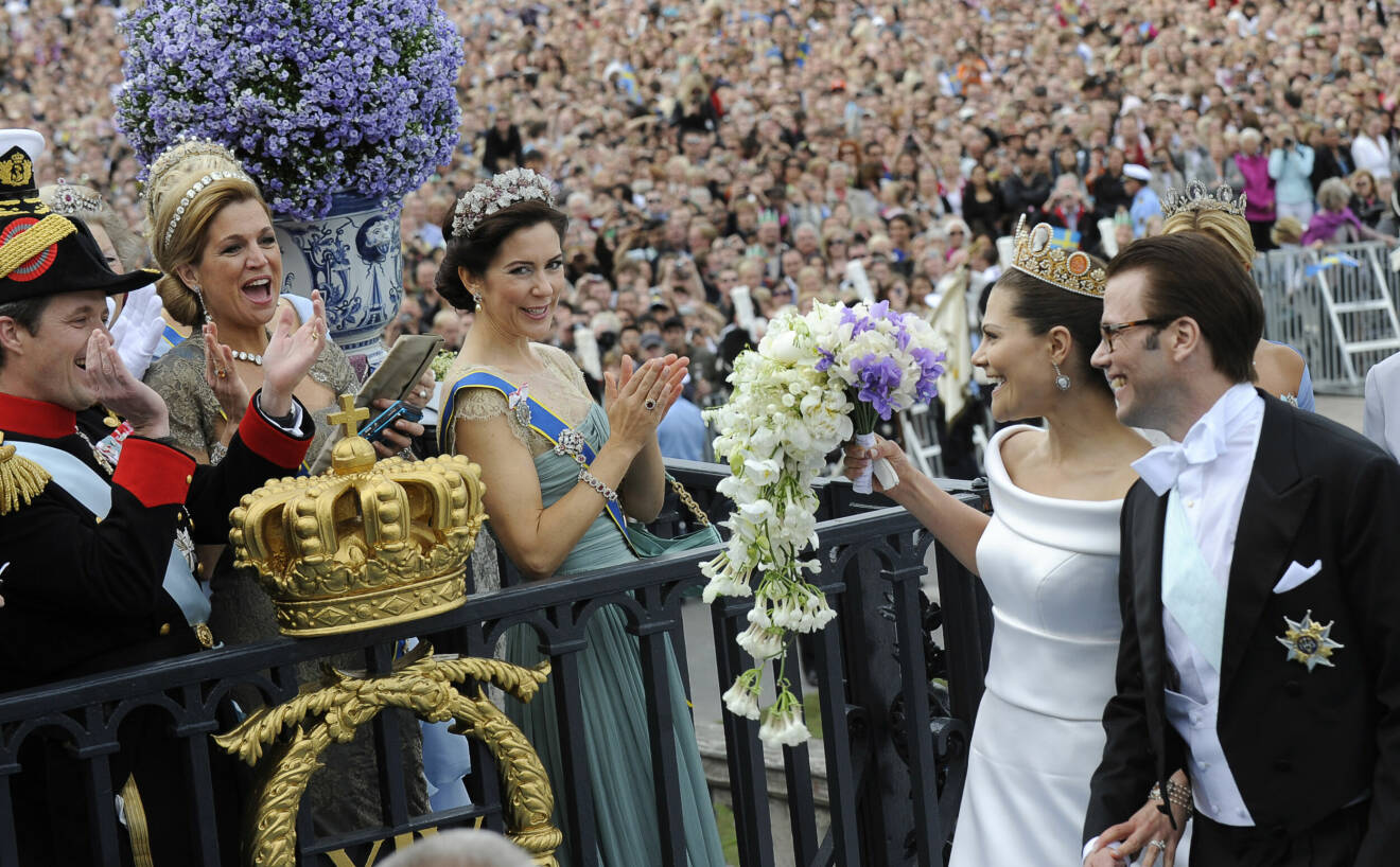 Kronprinsessan Victoria och Daniel Westling tas emot av kungligheter och familj (kronprins Frederik, kronprinsessan Maxima, kronprinsessan Mary) på Logårdstrappan efter rodden med kungaslupen till slottet i Stockholm efter bröllopet på lördagen.
