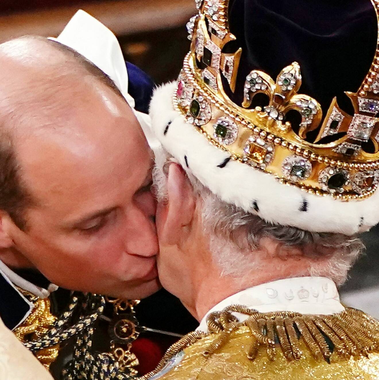 Prins William kysser kung Charles på kung Charles och drottning Camillas kröning