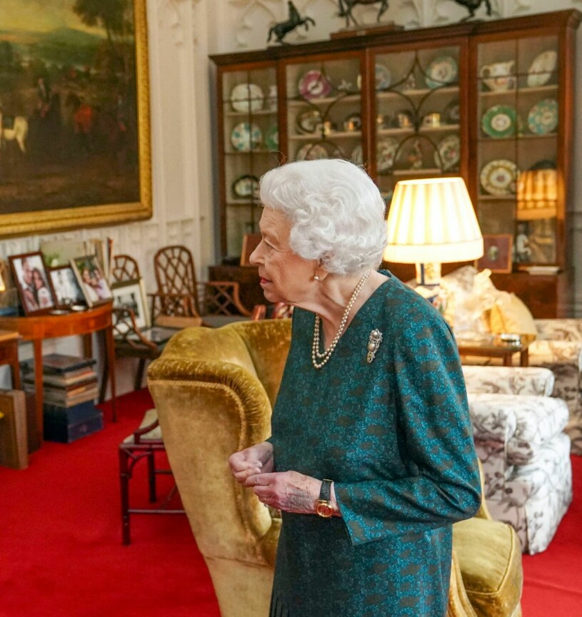 Ett högt vitrinskåp fyllt med porslin i den andra änden av rummet... Drottning Elizabeths privata vardagsrum The Oak Room på slottet Windsor Castle