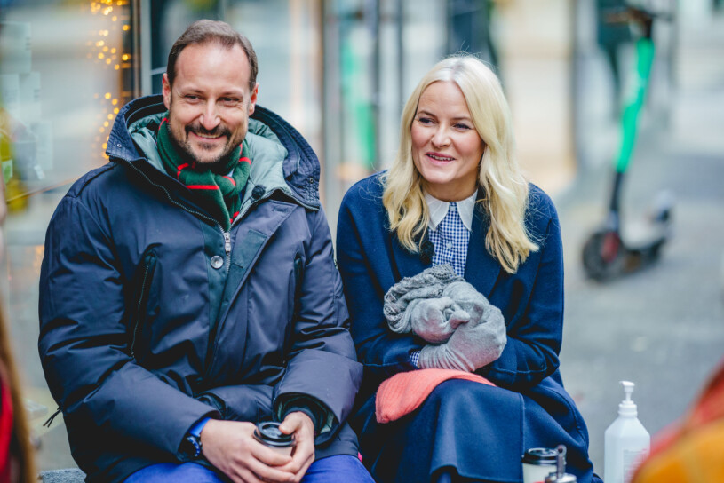 Kronprinsessan Mette-Marit och kronprins Haakon på café i Oslo i december. Kronprins Haakon Kronprinsessan Mette-Marit