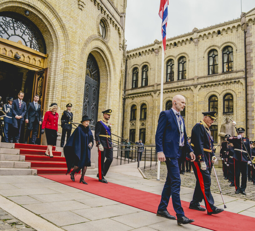 Ingen Mette-Marit på röda mattan – hon är faktiskt aldrig med den här dagen. Det är fullt fokus på kungen, och drottning Sonja får gå bakom med sin son Haakon.