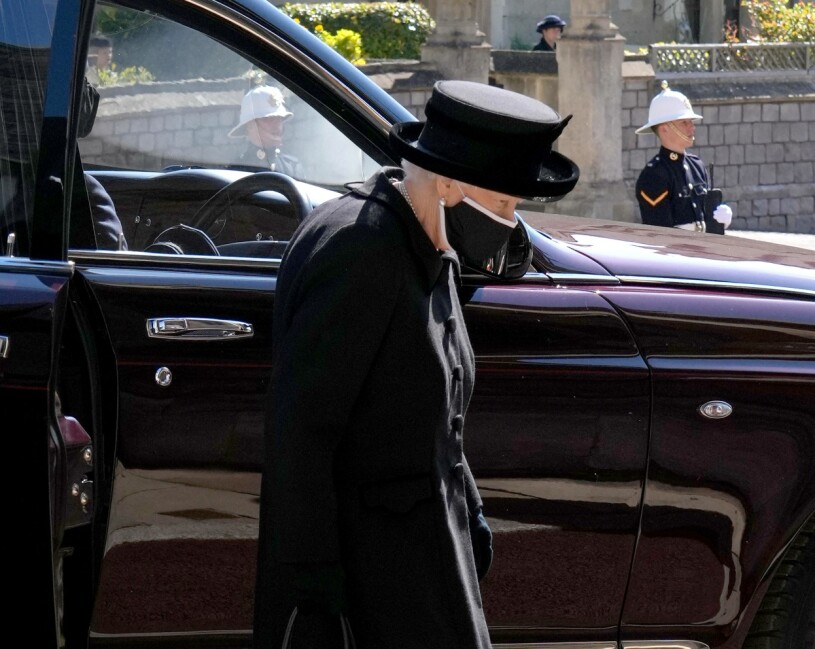 Drottning Elizabeth, tyngd av sorg. Drottning Elizabeths stora sorg Ensam utan Prins Philip