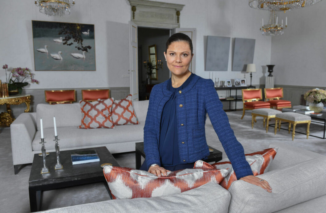 Haga slott har anpassats för en modern tronföljare med små barn. Victoria älskar att vara hemma. Här kan hon både arbeta och vara privat. Färgskalan i det stora vardagsrummet går i grått med accentfärger i guld och aprikos som livar upp. Haga slott har anpassats för en modern tronföljare med små barn. Victoria älskar att vara hemma. Här kan hon både arbeta och vara privat. Färgskalan i det stora vardagsrummet går i grått med accentfärger i guld och aprikos som livar upp.