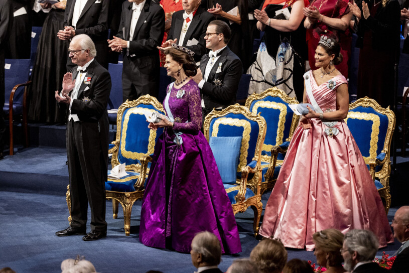Silvias och Victorias val av klänningar gjorde ingen besviken! Kung Carl Gustaf, drottning Silvia, prins Daniel, kronprinsessan Victoria vid Nobelprisutdelningen i Konserthuset i Stockholm på lördagen 10 december 2022