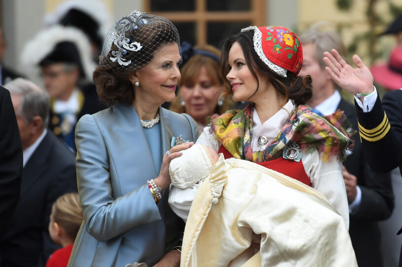 Drottning Silvia och prinsessan Sofia vid prins Gabriels dop i Drottningholms slottskyrka.