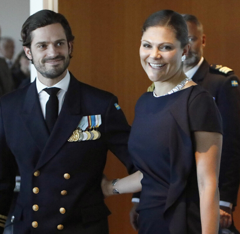 Storasyster grattar förstås! Prins Carl Philip med kronprinsessan Victoria
