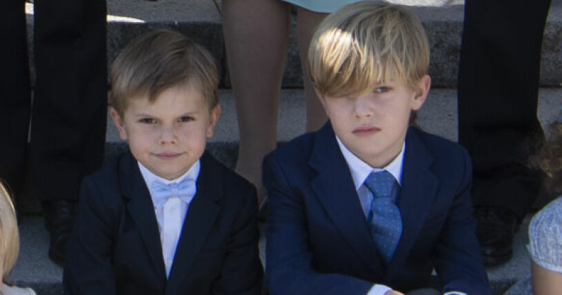 När det var dags att fotograferas på prins Julians dop satt kusinerna bredvid varandra! Prins Oscar och prins Nicolas på prins Julians dop