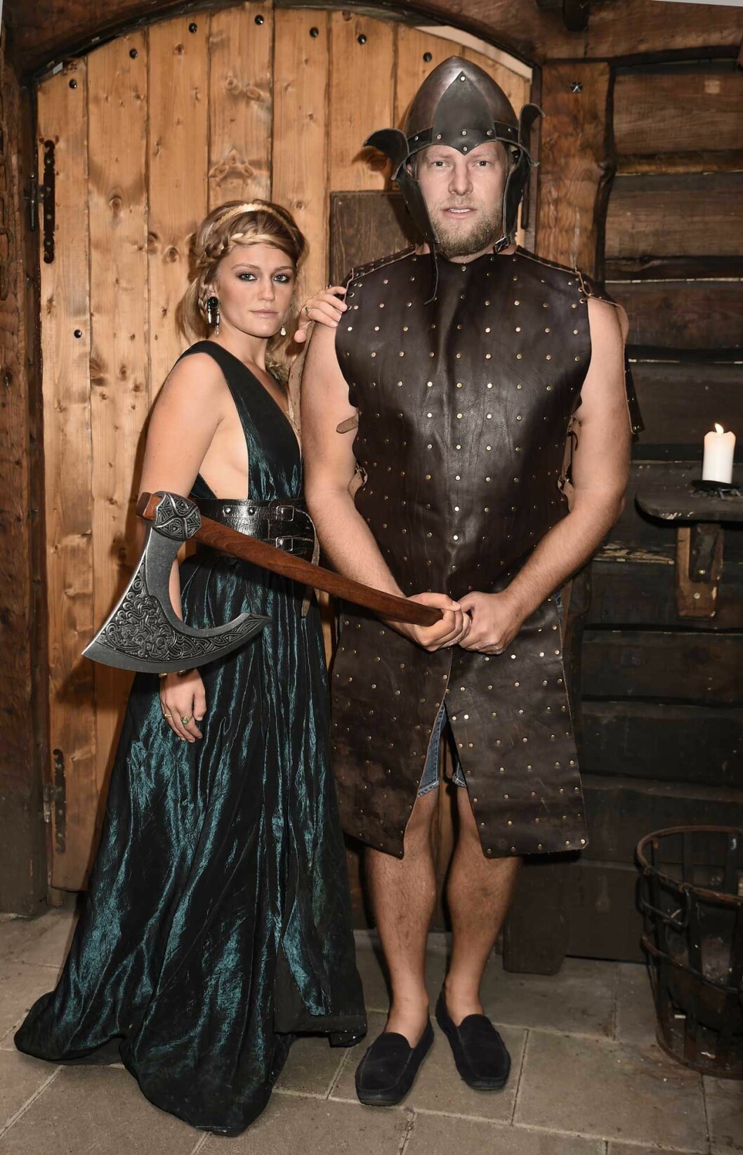 Svenska stjärnan i tv-serien Vikings, Alicia Agneson, välkomnas av festfixaren och dagens värd Johan Petré. Svenska stjärnan i tv-serien Vikings, Alicia Agneson, välkomnas av festfixaren och dagens värd Johan Petré.
