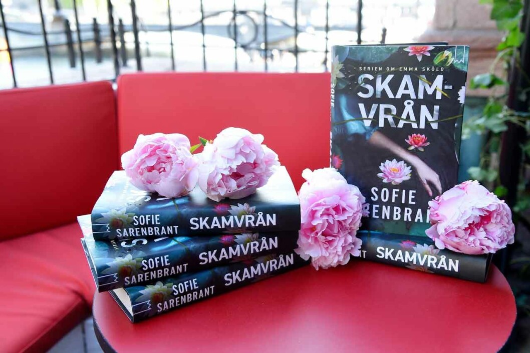 Blommor och spänningsroman, en perfekt sommarkombo!