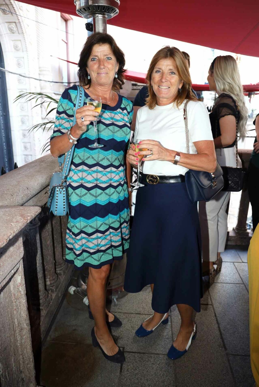 Systrarna Caroline Törnquist och Hélène Hernmarck Olsson unnade sig ett glas vitt. Systrarna Caroline Törnquist och Hélène Hernmarck Olsson unnade sig ett glas vitt.