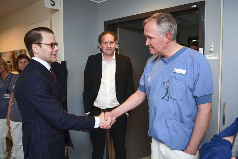 Prins Daniel med sin livmedikus Lars Wennberg, som till vardags är överläkare vid transplantationskirurgen på Karolinska Universitetssjukhuset i Huddinge. Prins Daniel Livmedikus Lars Wennberg överläkare transplantationskirurgen Karolinska Universitetssjukhuset Huddinge.
