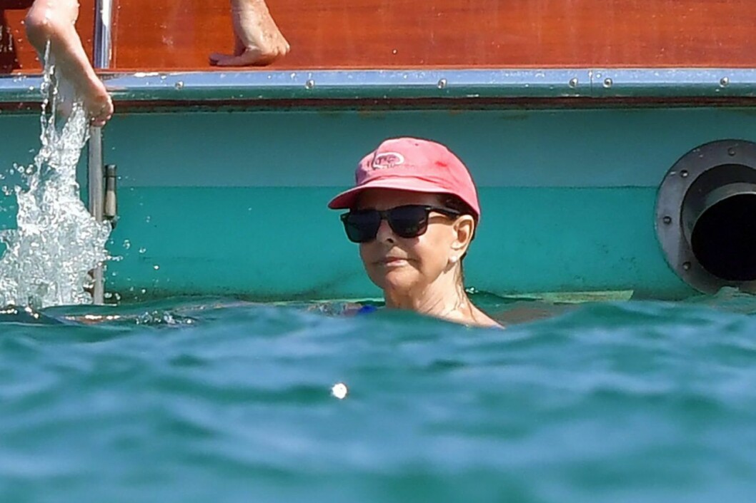 Drottning Silvia njöt av ett dopp i havet. Drottning Silvia njöt av ett dopp i havet.