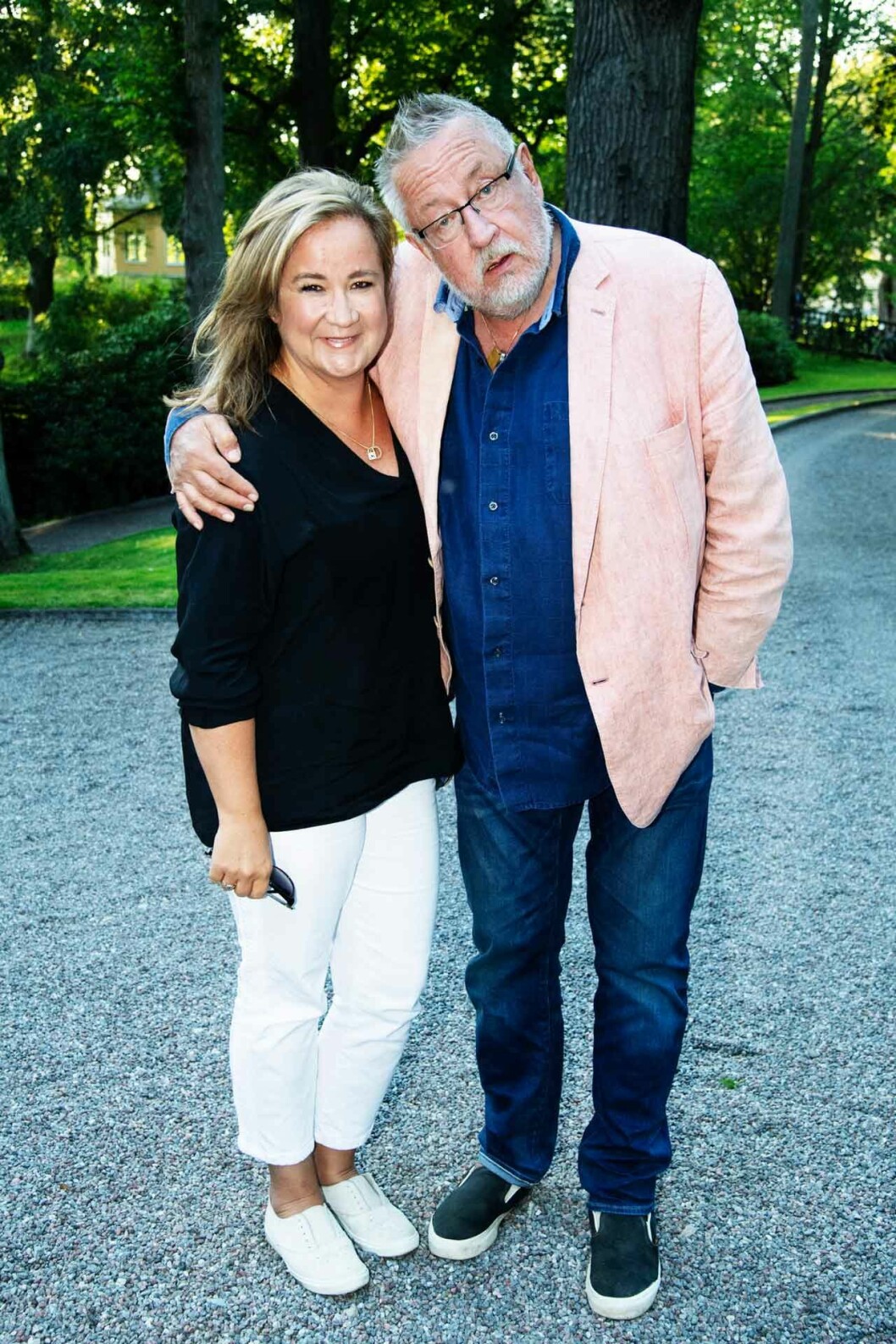 I sommarkavaj och med dottern Malin Persson Giolito vid sin sida gjorde Leif GW Persson entré.