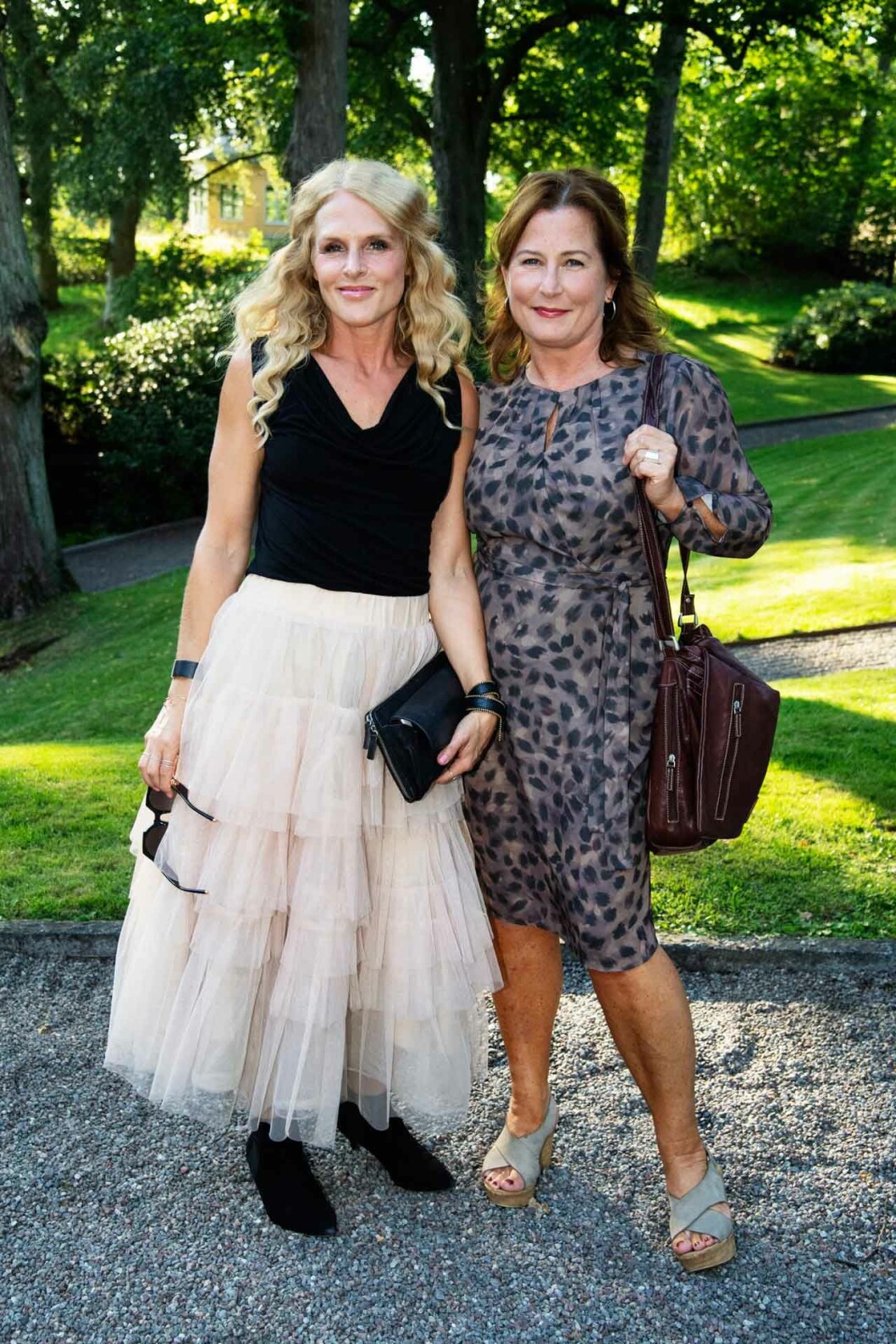 Sommarfina! Karin af Klintberg och Anna Hedenmo såg fram emot en trevlig kväll.