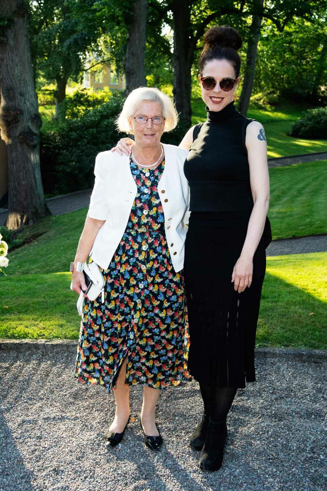 Kulturprogrammet Babels Jessika Gedin tog med sin mamma Lena Fries-Gedin till sommarfesten.