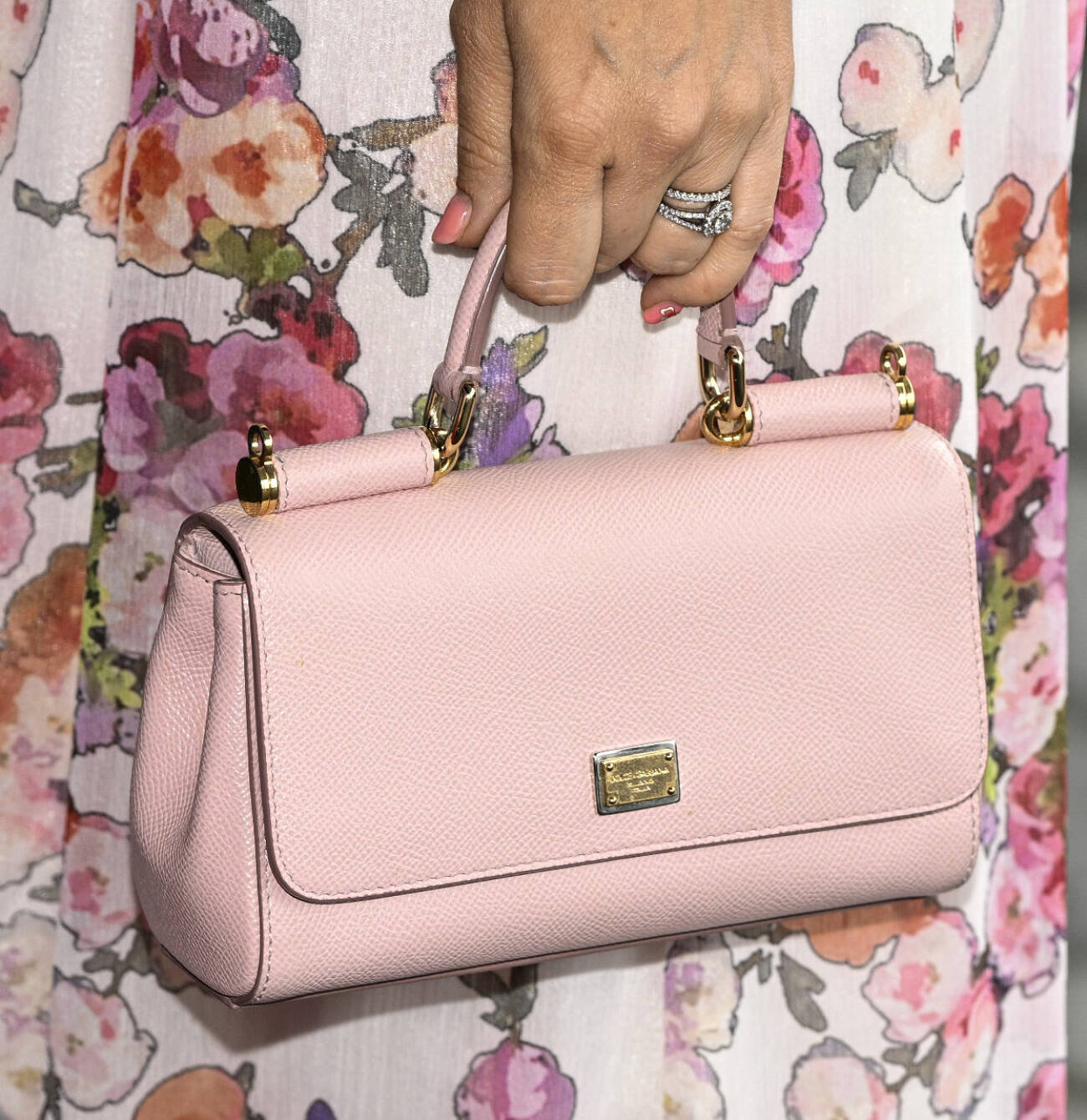 Prinsessan Sofia med sin rosa handväska från Dolce &amp; Gabbana.