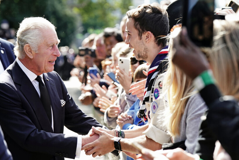 Charles och William träffade människor som stod i kön på lördagen.