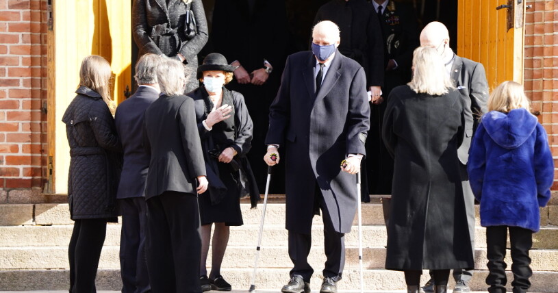 Kung Harald går fortfarande på kryckor. Foto: Drottning Sonja och kung Harald
