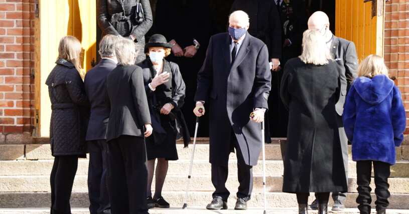 Sist vi fick en glimt av kung Harald stöttade han sig fortfarande på kryckor. Foto: Drottning Sonja och kung Harald