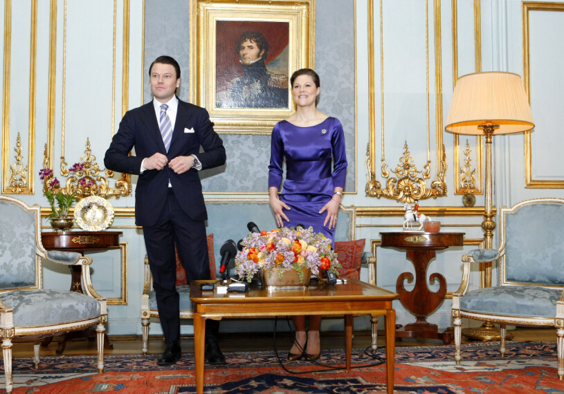 Samma plats – och samma golvlampa – för tretton år sedan, när Victoria och Daniel mötte media efter sin förlovning. Victoria och Daniel Förlovningen 2009