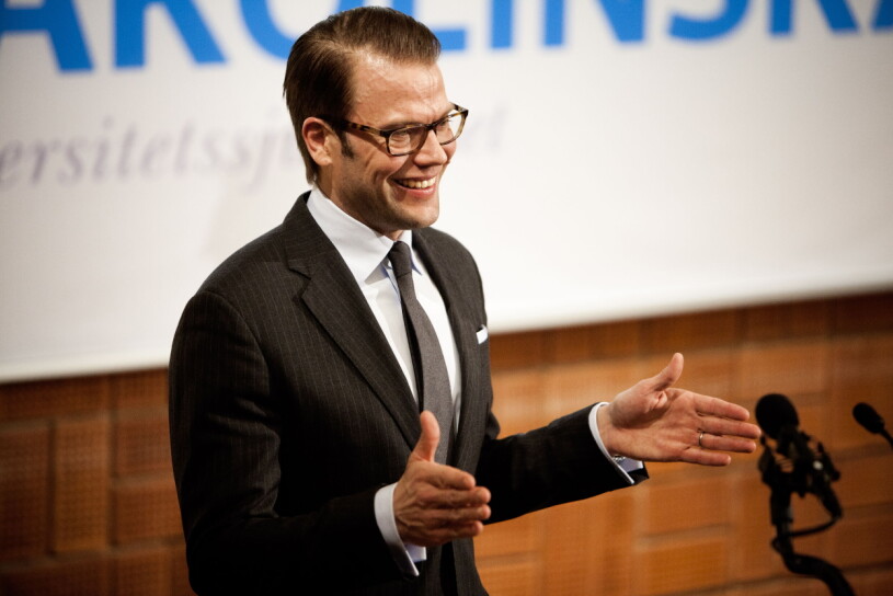"Jag förstod inte att det var en bra bild!", skrattade prinsen. 2012-02-23 23 februari 2012 kl 04.26 föddes prinsessan Estelle Silvia Ewa Mary. Prins Daniel berättar på en presskonferens om dottern som föddes på Karolinska universitetssjukhuset i Solna. Flickan var 51 centimeter lång och vägde 3 280 gram vid födseln.