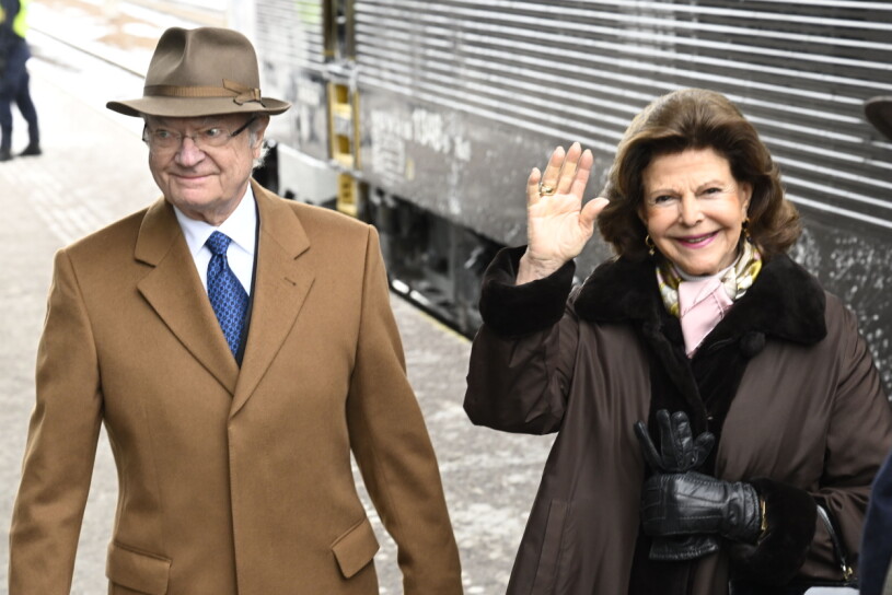 Vårt fantastiska kungapar! Kung Carl Gustaf och drottning Silvia anländer med tåg till Västerås centralstation där landshövding Johan Sterte tar emot. Kung Carl XVI Gustaf firar 50 år på tronen. Med anledning av jubileumsåret besöker Kungen och drottning Silvia samtliga 21 län i Sverige och idag Västmanlands län.