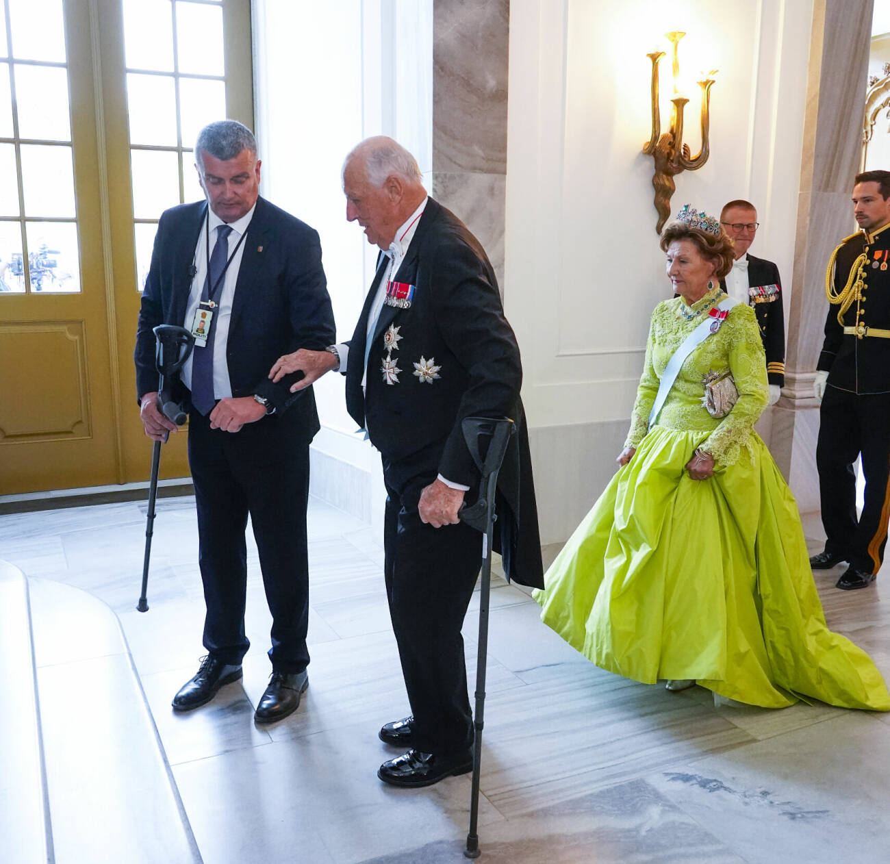 Kung Harald anländer till drottning Margrethes galamiddag på Amalienborg i Köpenhamn