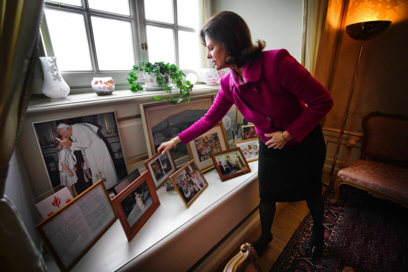 Typiskt kungligt: Fönsternischen på drottningens kontor är fylld med inramade fotografier. Drottning Silvia Stockholms slott kontoret